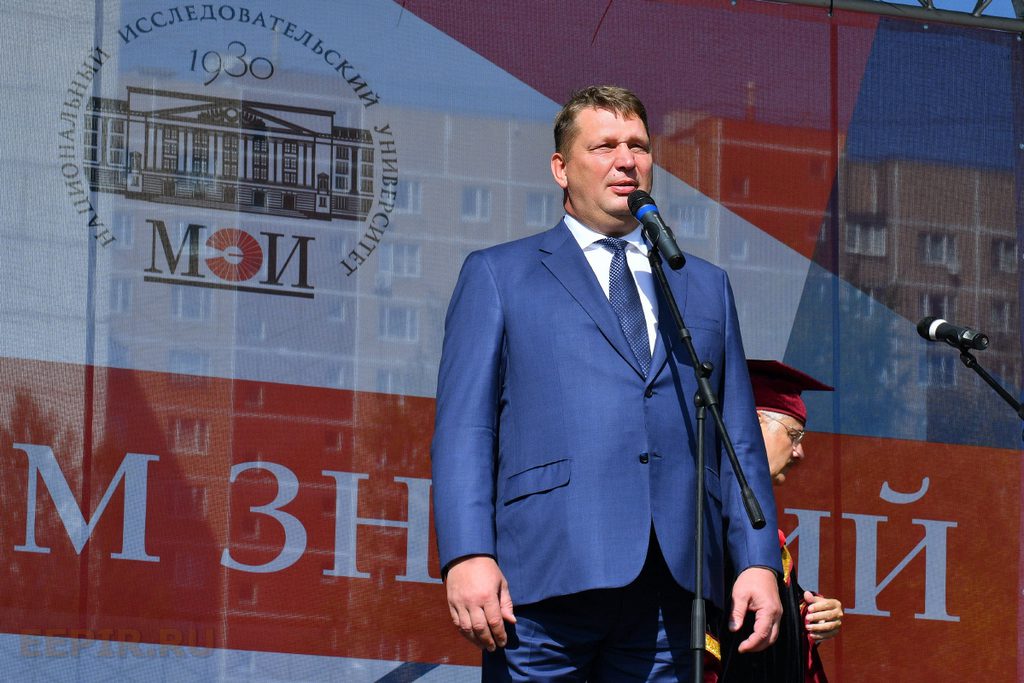 Andrey Mayorov, Deputy General Director and Chief Engineer of Rosseti welcomes MPEI first-year students on Knowledge Day 