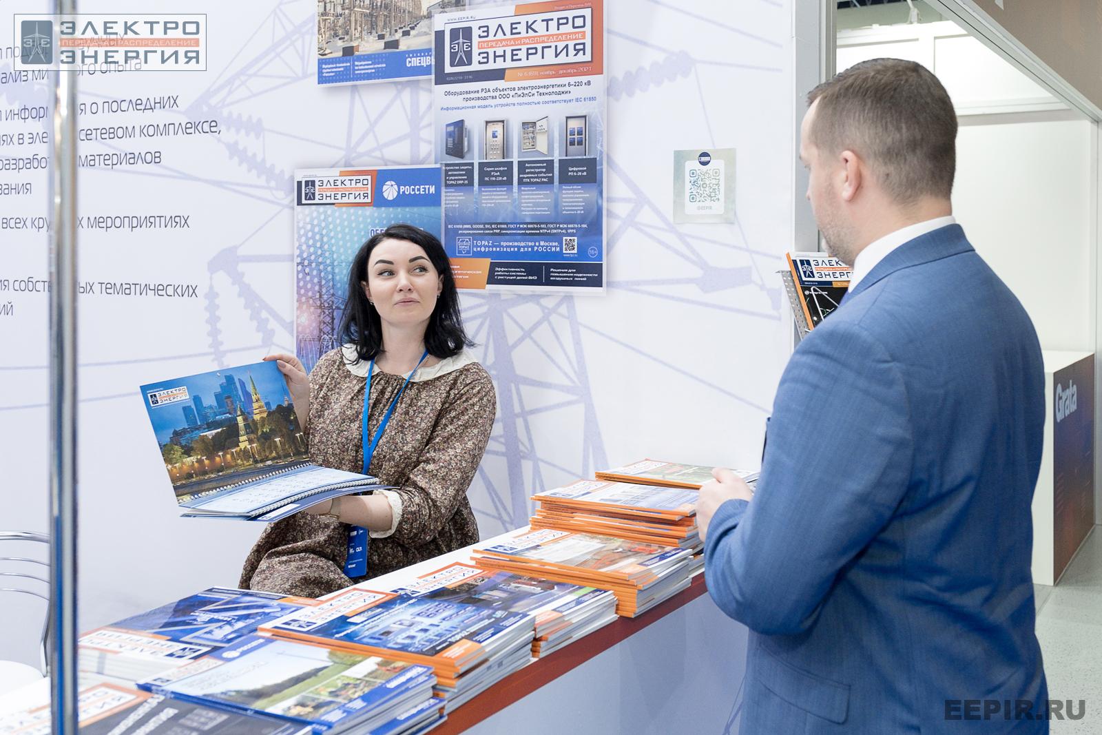 Заместитель директора издательства журнала «ЭЛЕКТРОЭНЕРГИЯ. Передача и распределение» Наталья Гусарова общается с посетителем стенда на МФЭС-2022