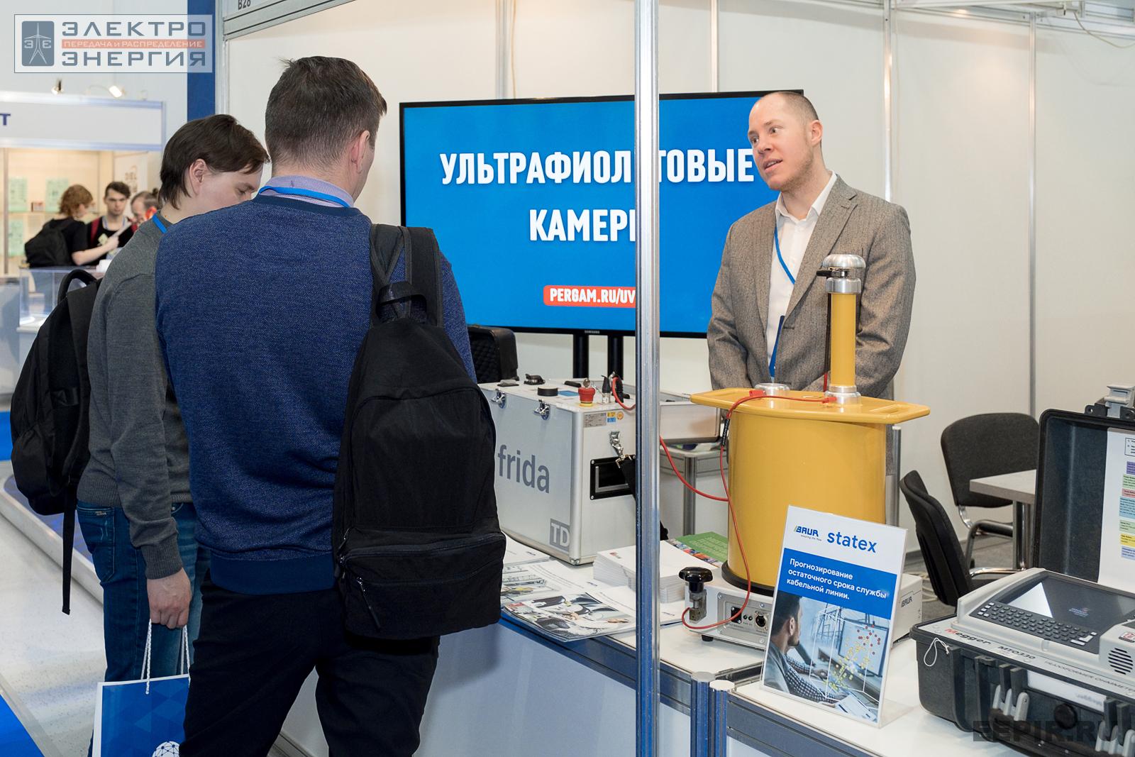 Сотрудник АО «Пергам-инжиниринг» рассказывает посетителям МФЭС-2022 об оборудовании