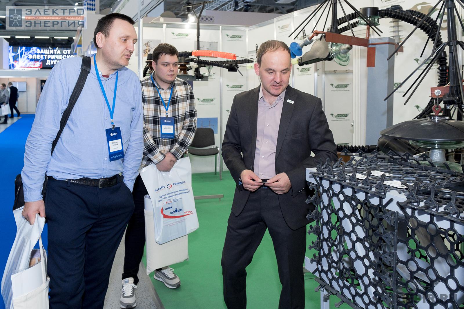 Участники МФЭС интересуются птицезащитными устройствами на стенде «Эко-НИОКР»