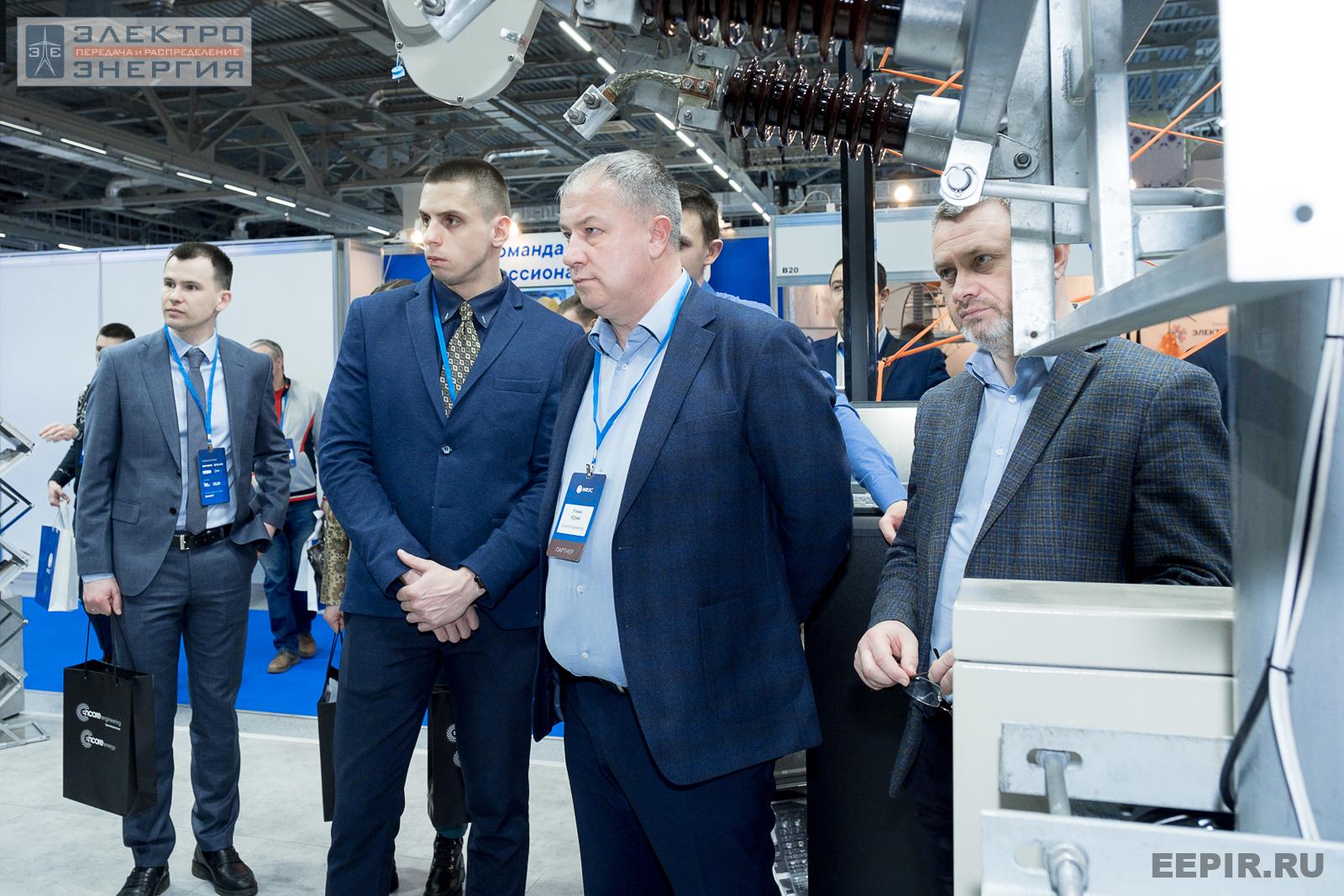 Участники МФЭС на стенде ТрансЭнергоСнаб/Encore Engineering изучают экспозицию