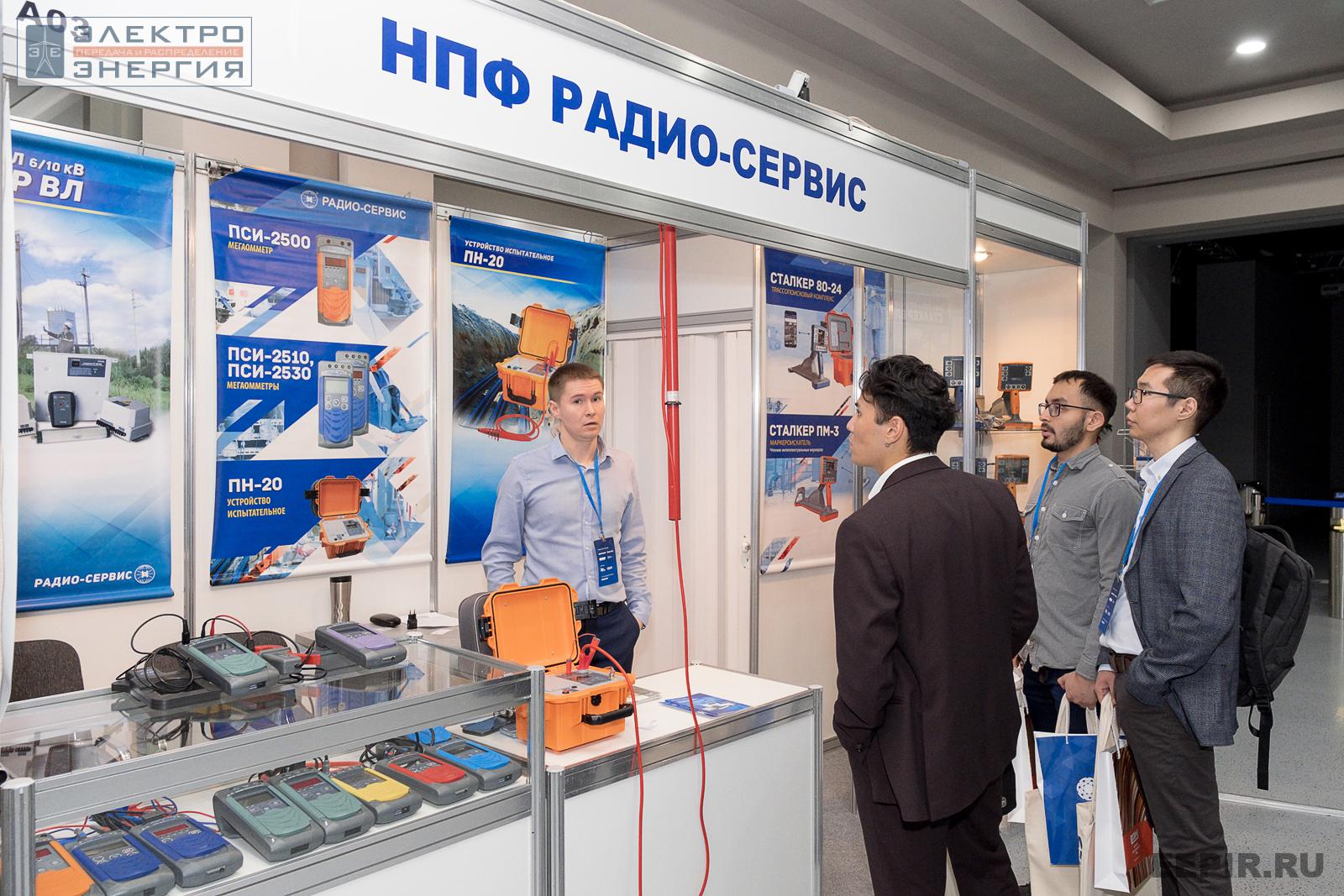 Посетители осматривают стенд АО «НПФ «Радио-Сервис» на МФЭС-2022