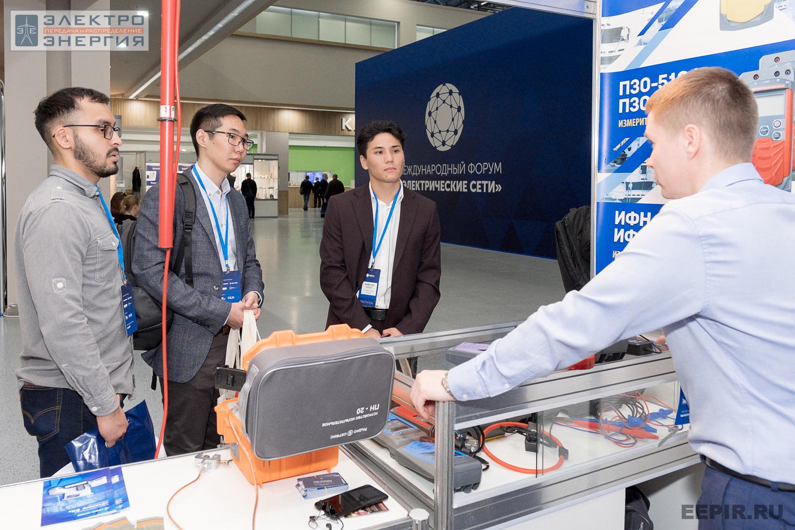 Сотрудник АО «НПФ «Радио-Сервис» рассказывает посетителям МФЭС-2022 об оборудовании