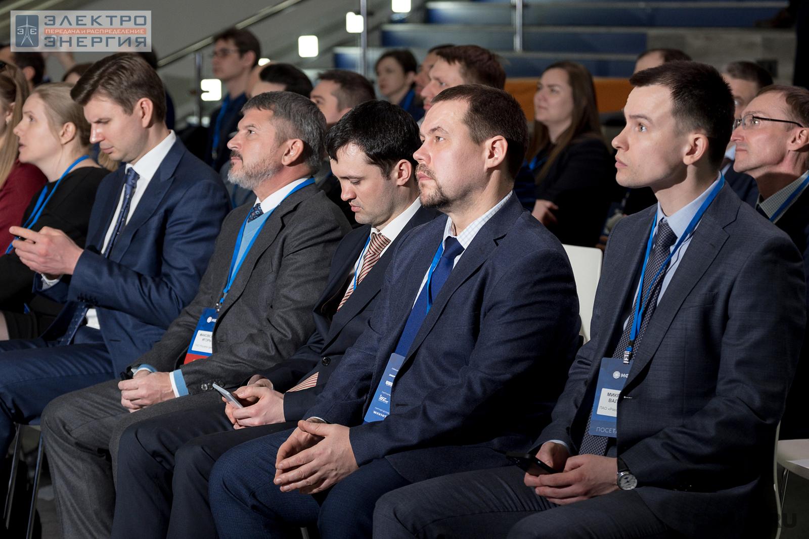 Зрители наблюдают за церемонией запуска установки «Коммерческий диспетчер на базе накопителя энергии» на МФЭС-2022