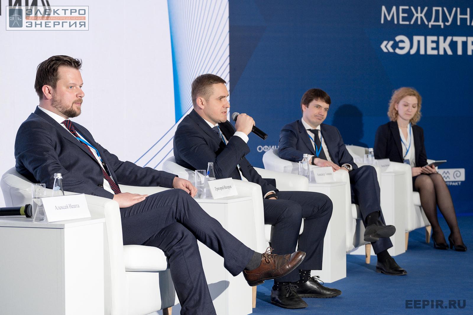 Руководитель направления «Энергетика» ООО «РЭНЕРА» Алексей Нешта, генеральный директор «АО «НоваВинд» Григорий Назаров, генеральный директор ООО «РЭНЕРА» Александр Камашев и Директор по развитию бизнеса ООО «РЭНЕРА» Наталья Леонтьева на церемонии запуска установки «Коммерческий диспетчер на базе накопителя энергии»