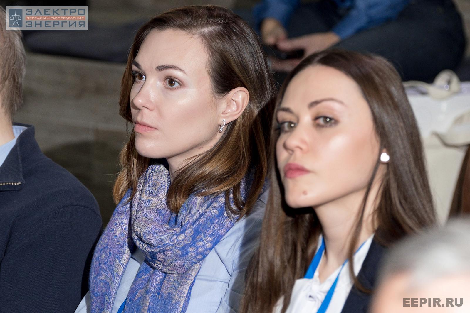 Зрительницы на церемонии запуска установки «Коммерческий диспетчер на базе накопителя энергии» (МФЭС-2022)