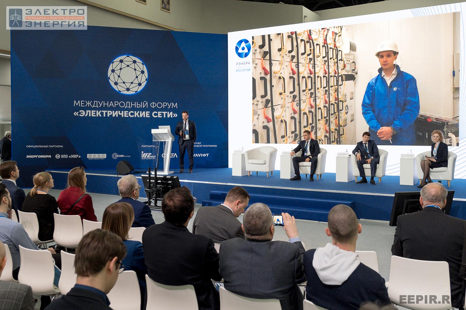 Специалист в прямом эфире приводит онлайн-экскурсию по накопителю энергии на производственной площадке АО «ЗиО-Подольск»