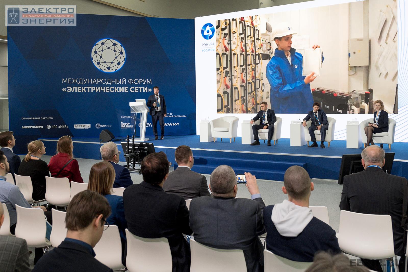 Специалист демонстрирует литий-ионные батареи накопителя энергии на производственной площадке АО «ЗиО-Подольск»