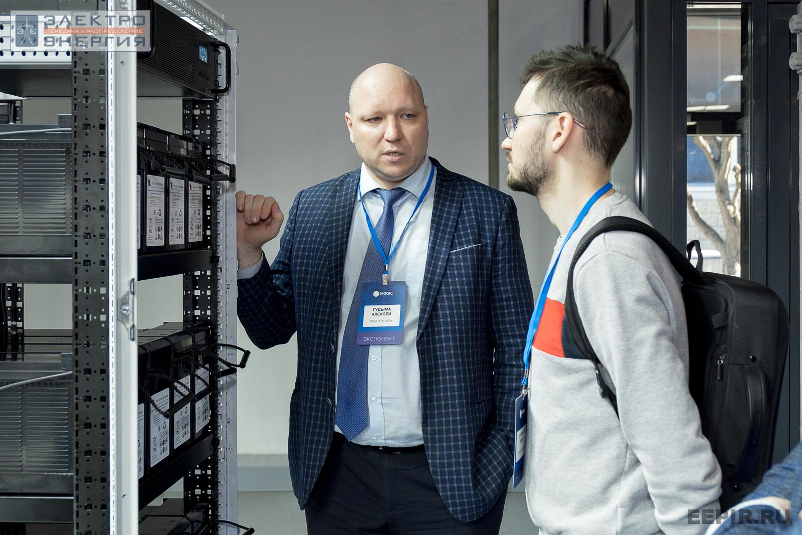 Алексей Гудыма (ООО ПТК «АкЭл») рассказывает посетителю об оборудовании на МФЭС-2022