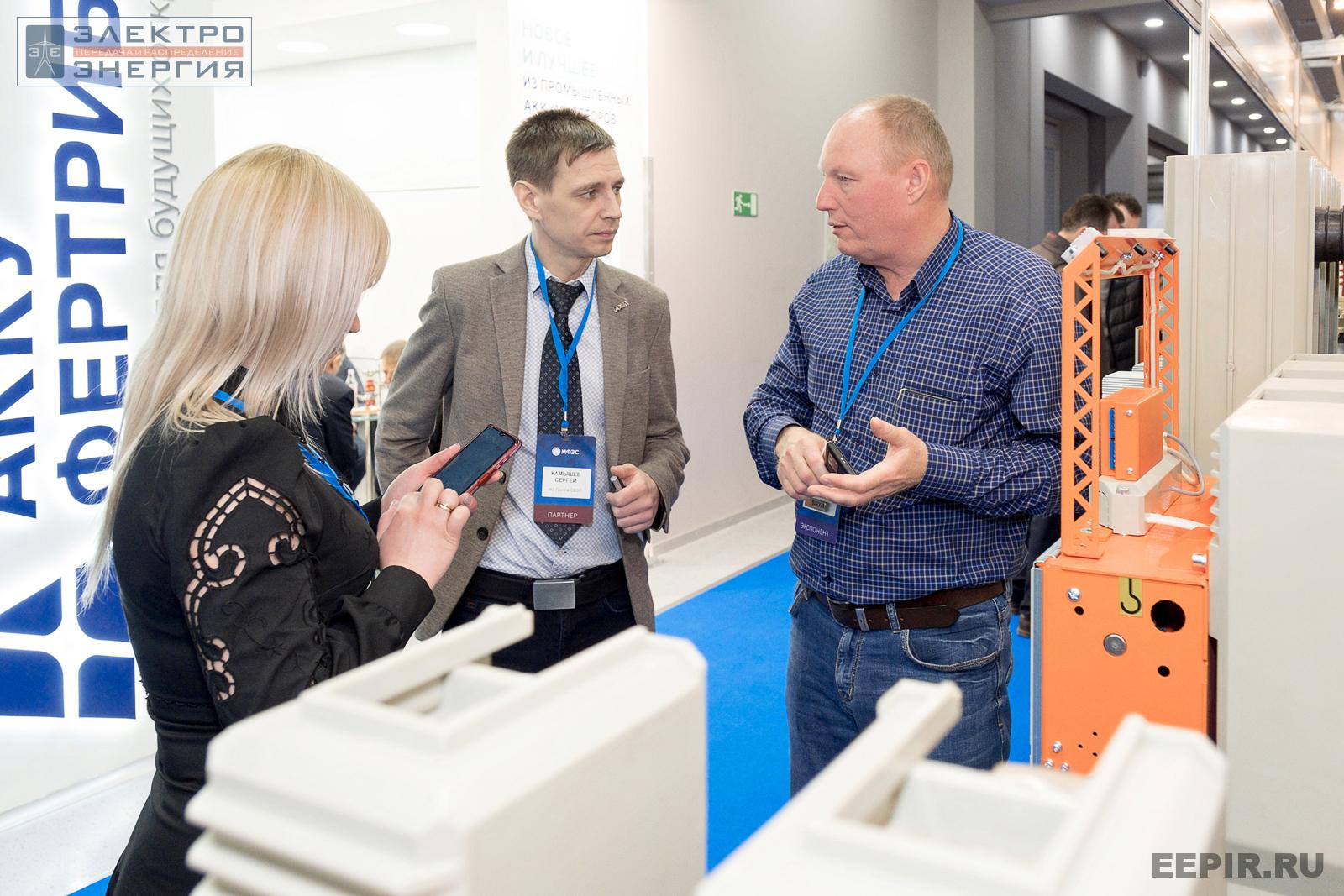 Сергей Камышев (АО «Группа СВЭЛ») на стенде ООО «ВАКУУМ» на МФЭС-2022