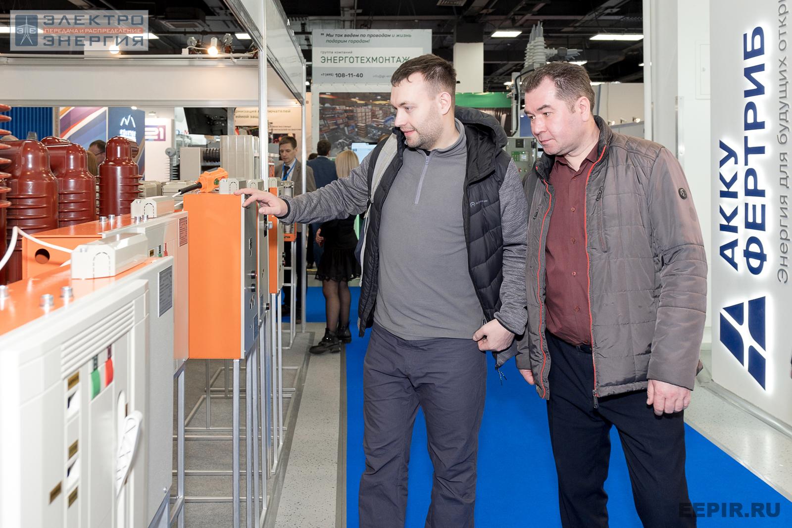 Посетители рассматривают оборудование на стенде ООО «ВАКУУМ» на МФЭС-2022