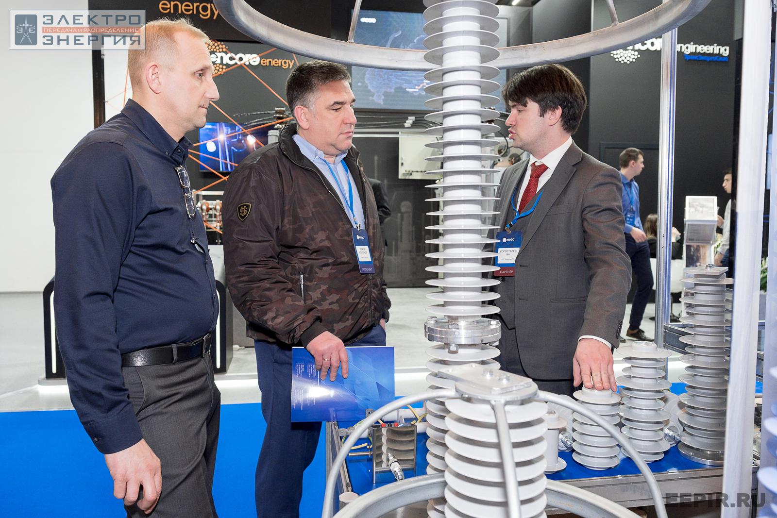 Начальник отдела перспективных разработок АО «Энергия-21» Ян Коростелев (справа) рассказывает об оборудовании на МФЭС-2022