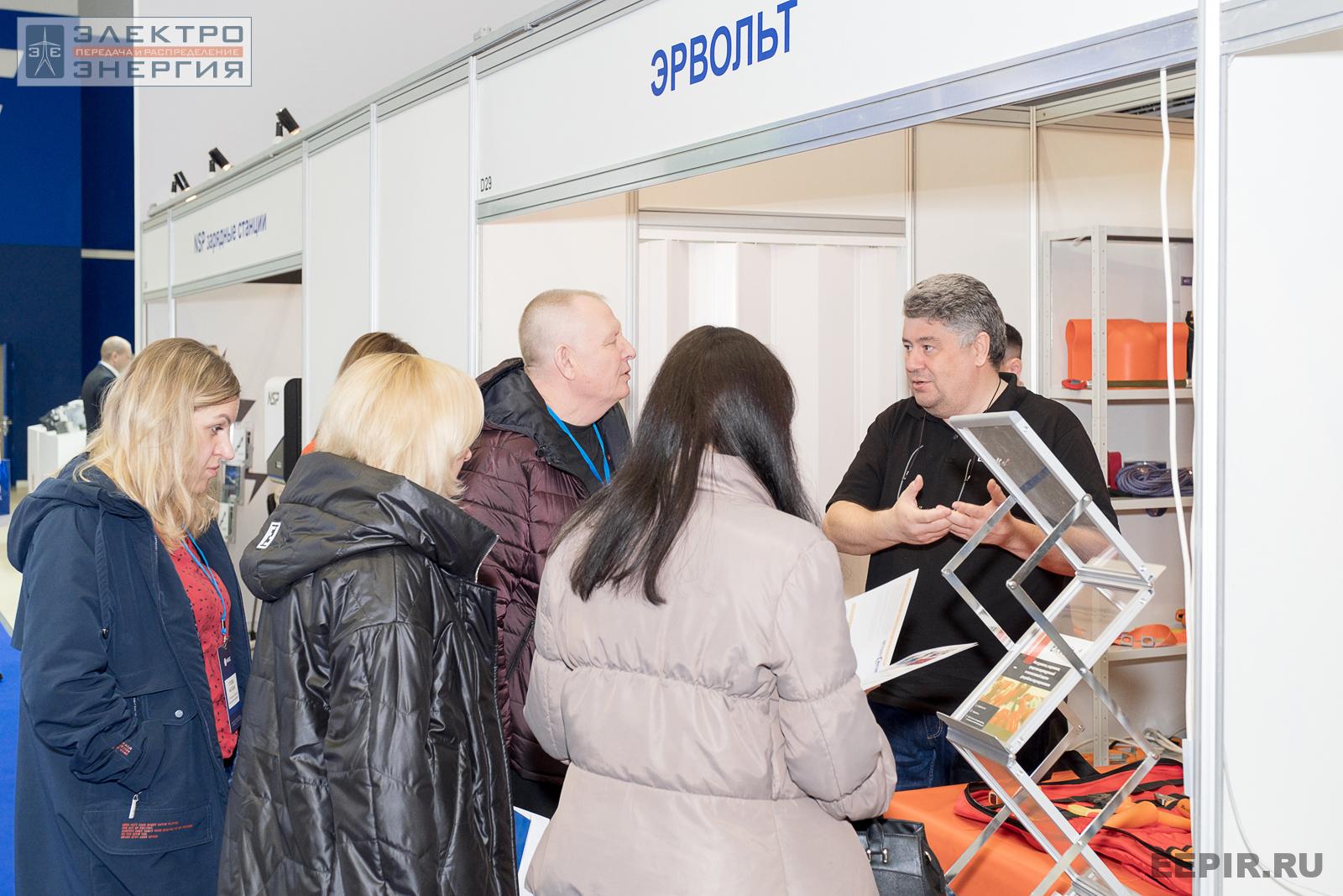 Посетители на стенде ООО «ЭРВОЛЬТ» на МФЭС-2022