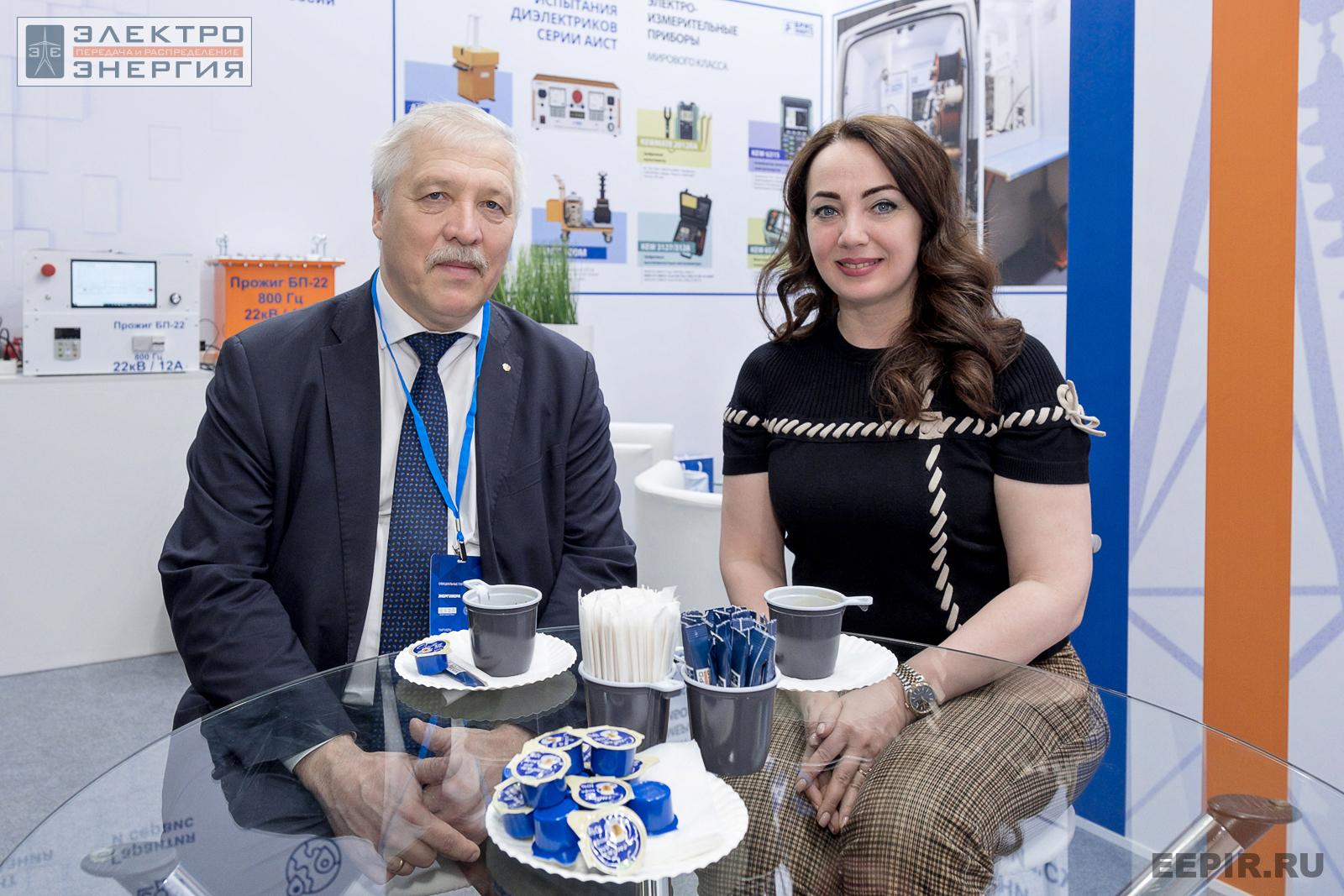 Заместитель главного инженера ПАО «Россети» Василий Рожков и директор издательства журнала «ЭЛЕКТРОЭНЕРГИЯ. Передача и распределение» Екатерина Гусева