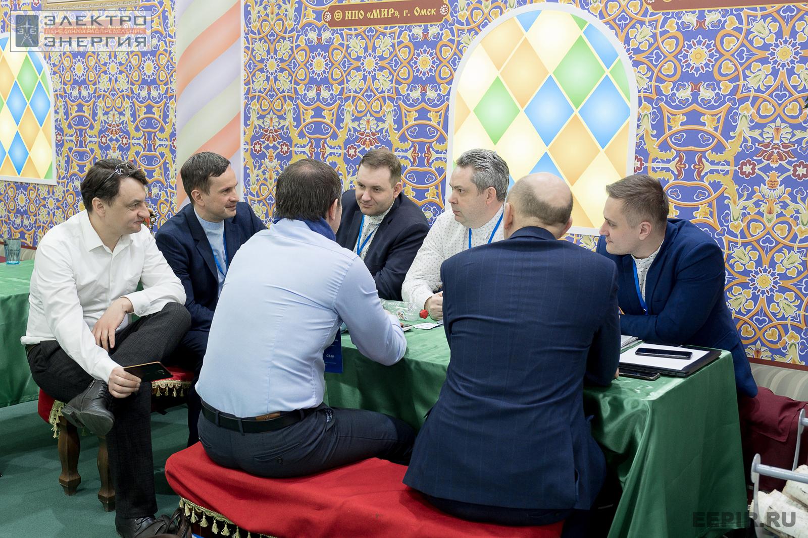 Специалисты на стенде НПО «МИР» на МФЭС-2022