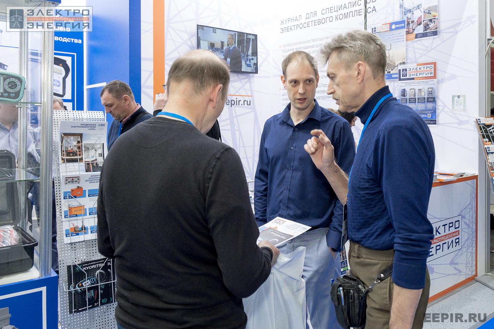Посетители знакомятся с оборудованием KYORITSU на стенде ООО «БрисЭнерго» на МФЭС-2022