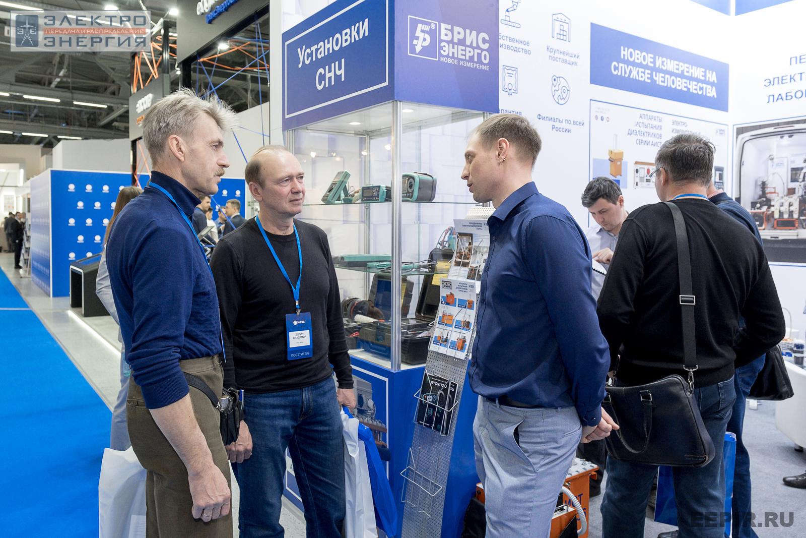 Посетители на стенде ООО «БрисЭнерго» на МФЭС-2022
