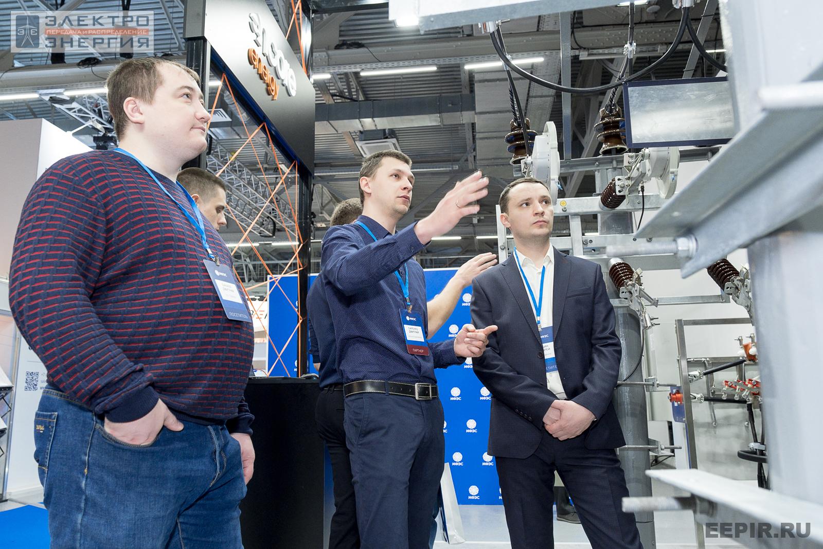 Посетители рассматривают оборудование на стенде ТрансЭнергоСнаб/Encore Engineering на МФЭС-2022