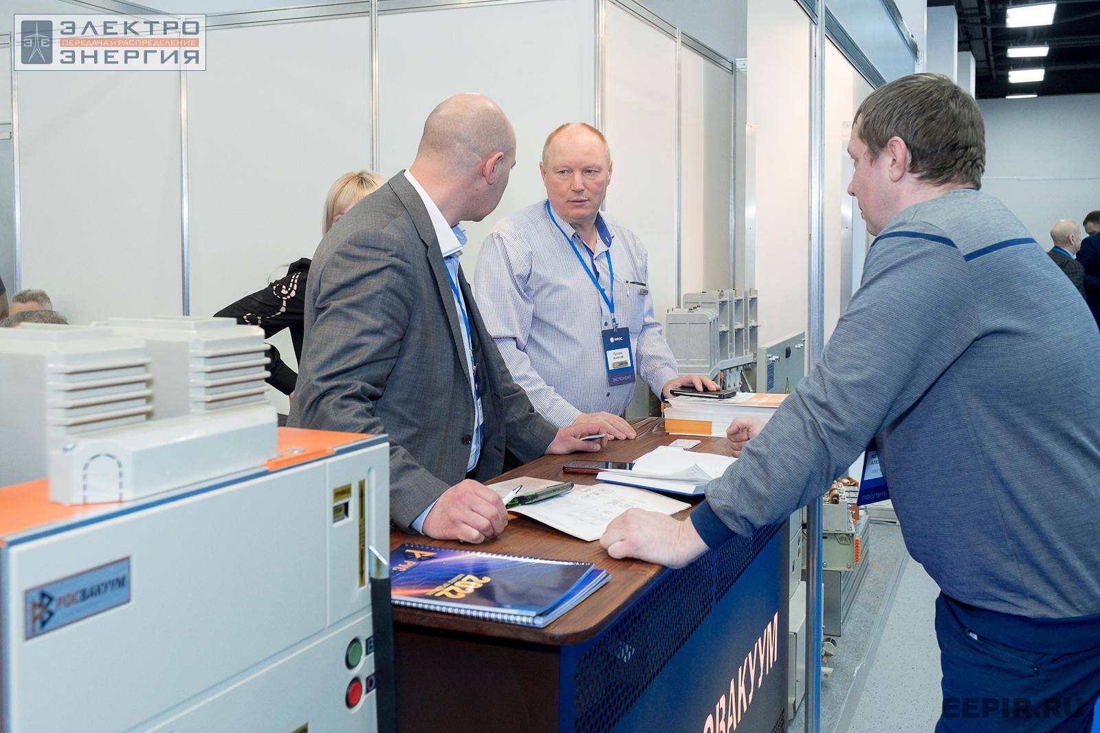 Специалисты на стенде ООО «ВАКУУМ» на МФЭС-2022