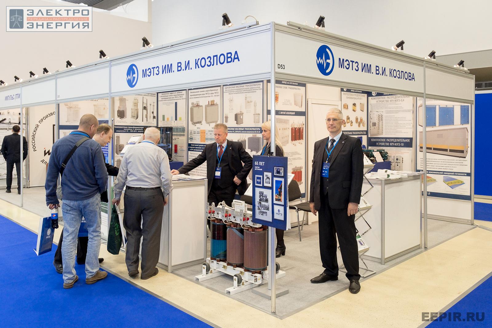 Посетители стенда и сотрудники МЭТЗ им. В.И. Козлова на МФЭС-2022