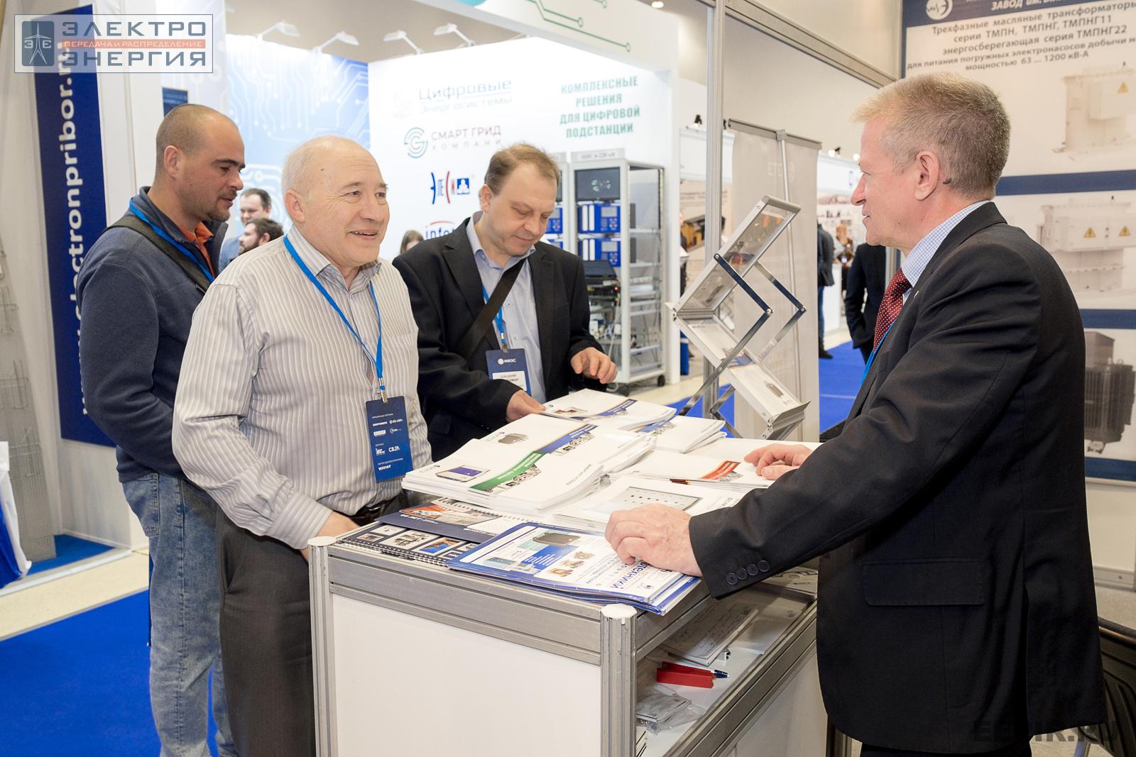 Сотрудники МЭТЗ им. В.И. Козлова знакомят посетителей стенда с продукцией завода на МФЭС-2022