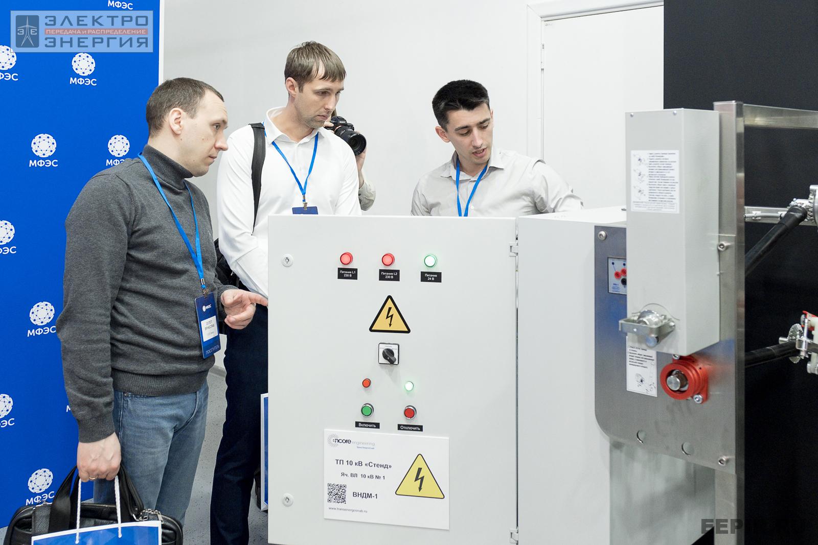 Посетители рассматривают оборудование на стенде ТрансЭнергоСнаб/Encore Engineering на МФЭС-2022