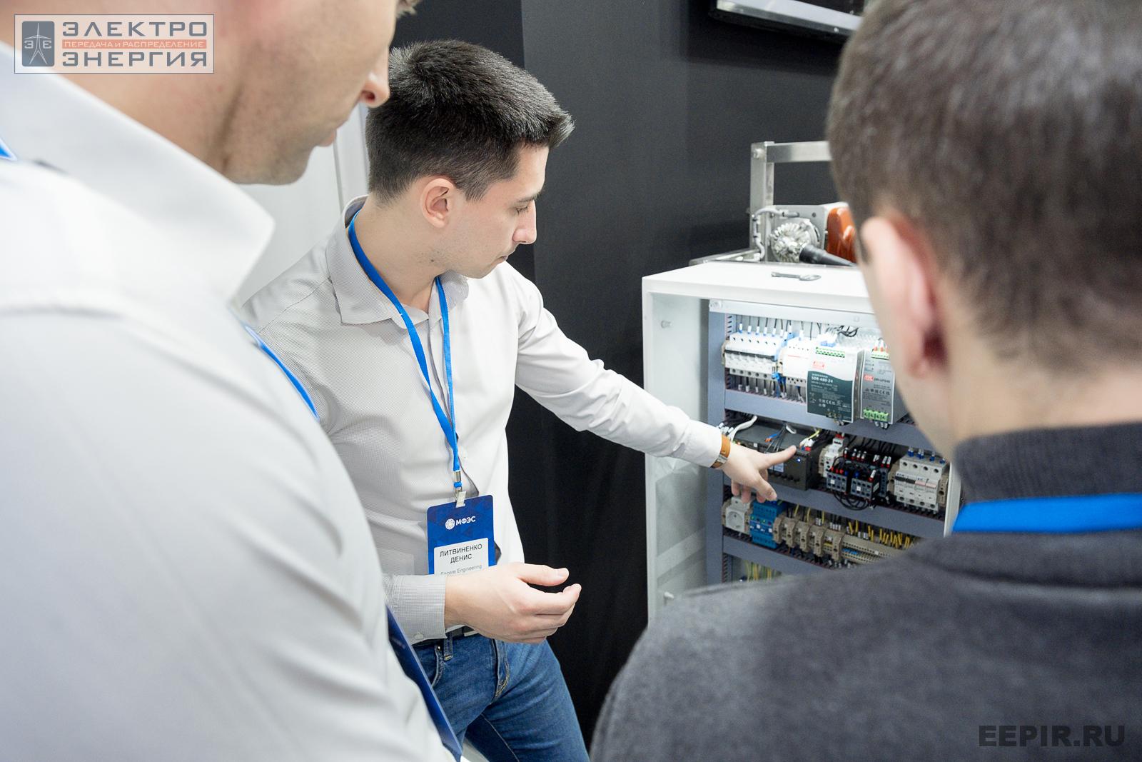 Денис Литвиненко (Encore Engineering) рассказывает об оборудовании на стенде компании на МФЭС-2022
