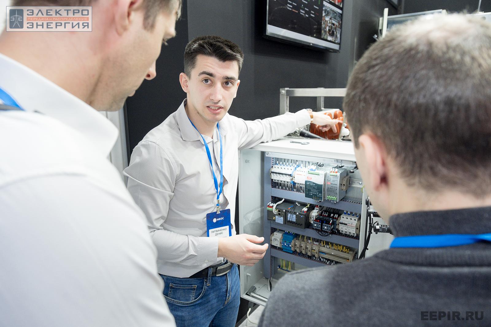 Денис Литвиненко рассказывает об оборудовании на стенде компании Encore Engineering на МФЭС-2022