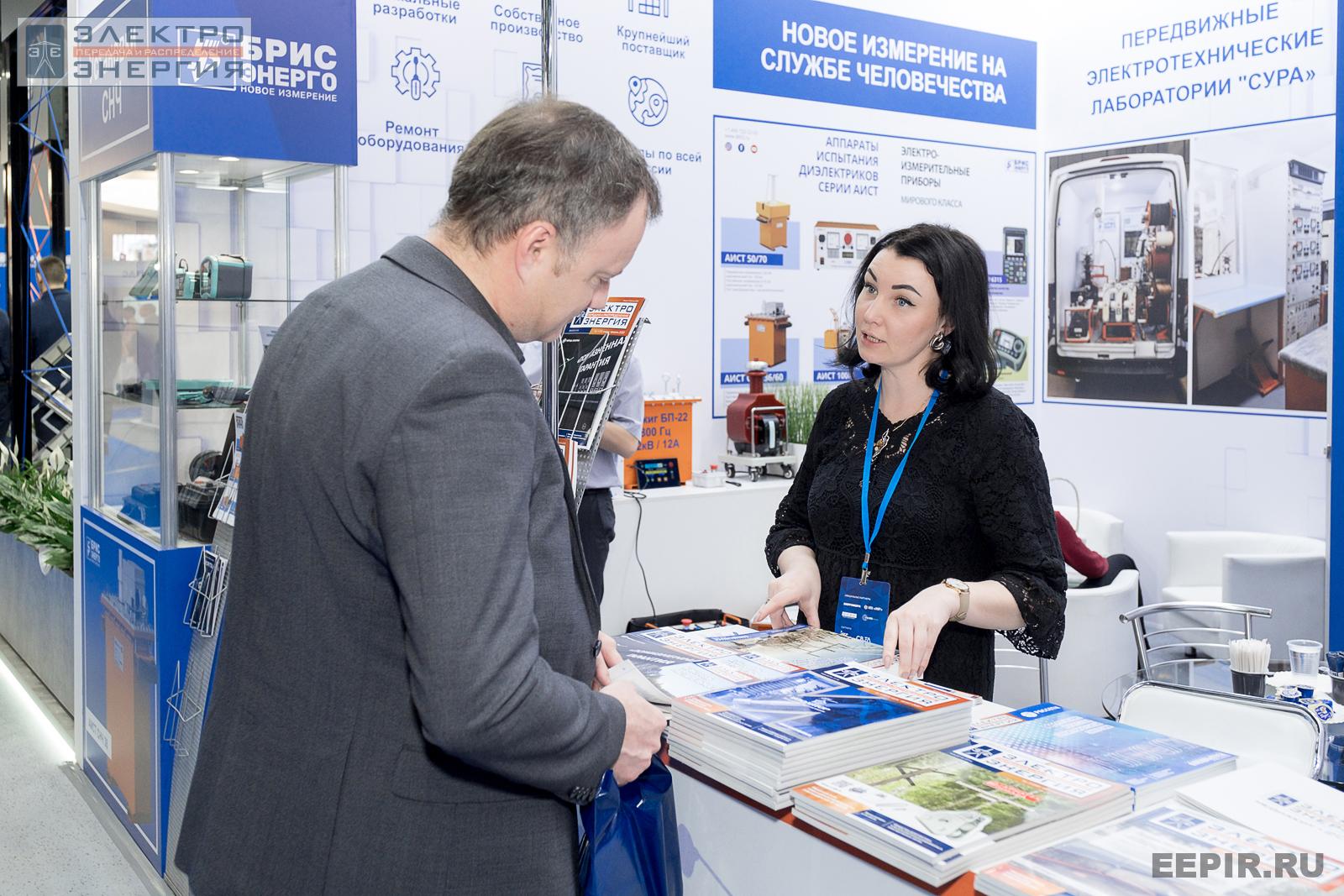 Заместитель директора издательства журнала «ЭЛЕКТРОЭНЕРГИЯ. Передача и распределение» Наталья Гусарова рассказывает посетителю стенда об изданиях на МФЭС-2022