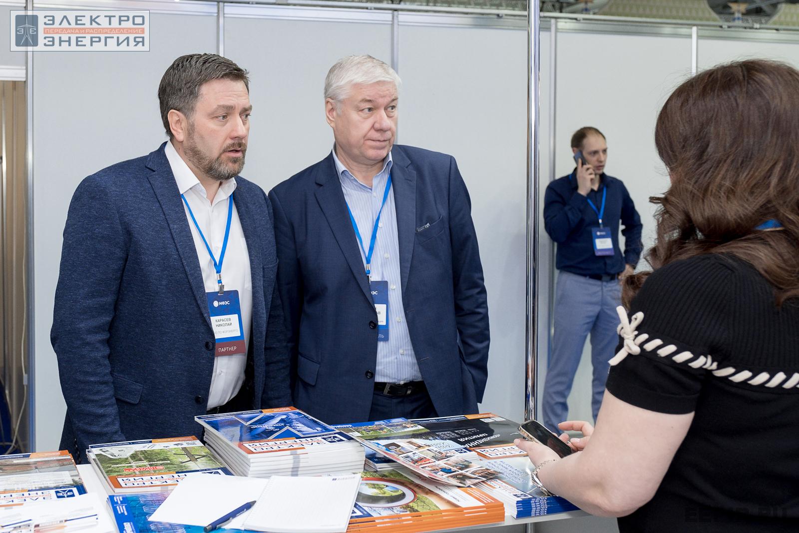 Николай Карасев (ПО «ФОРЭНЕРГО») и Председатель правления Ассоциации «Электросетьизоляция» Владислав Мишин на стенде журнала «ЭЛЕКТРОЭНЕРГИЯ. Передача и распределение» на МФЭС-2022