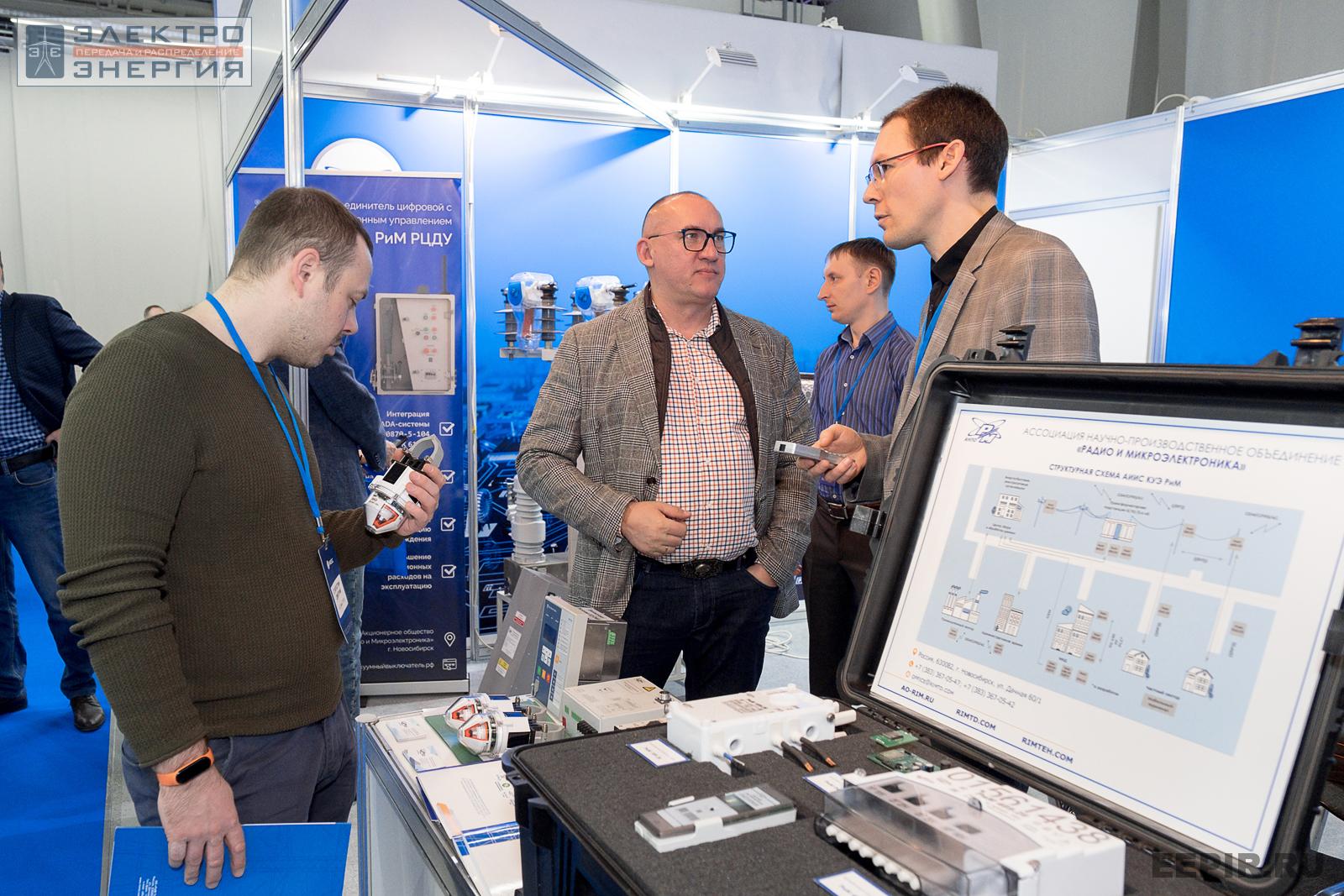 Специалисты на стенде АНПО «Радио и Микроэлектроника»
