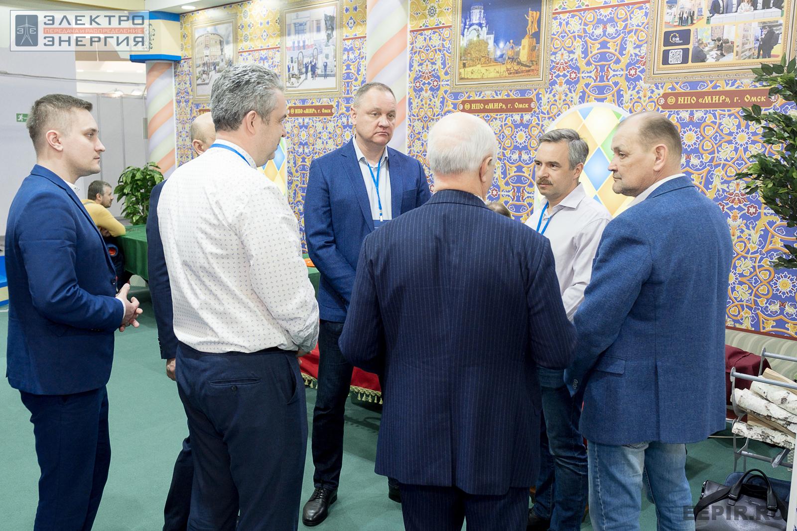 Специалисты общаются на стенде НПО «МИР» на МФЭС-2022