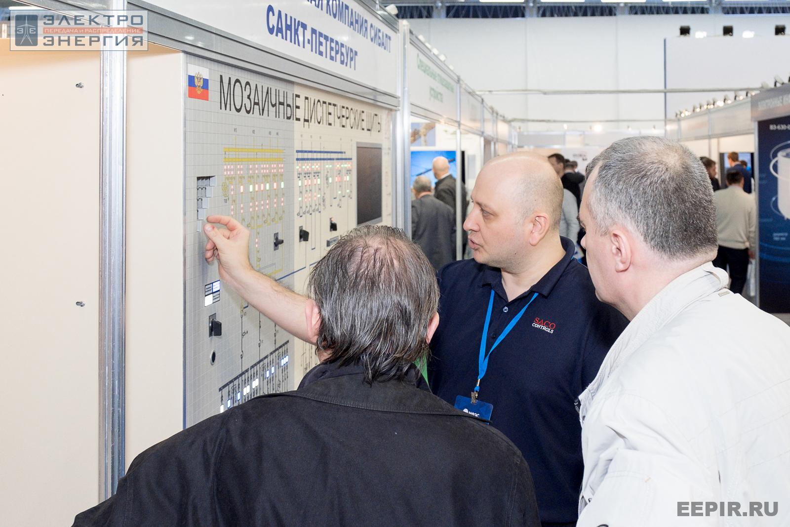 Посетители МФЭС-2022 осматривают оборудование на стенде ООО «Производственная компания СИБАЛТ»