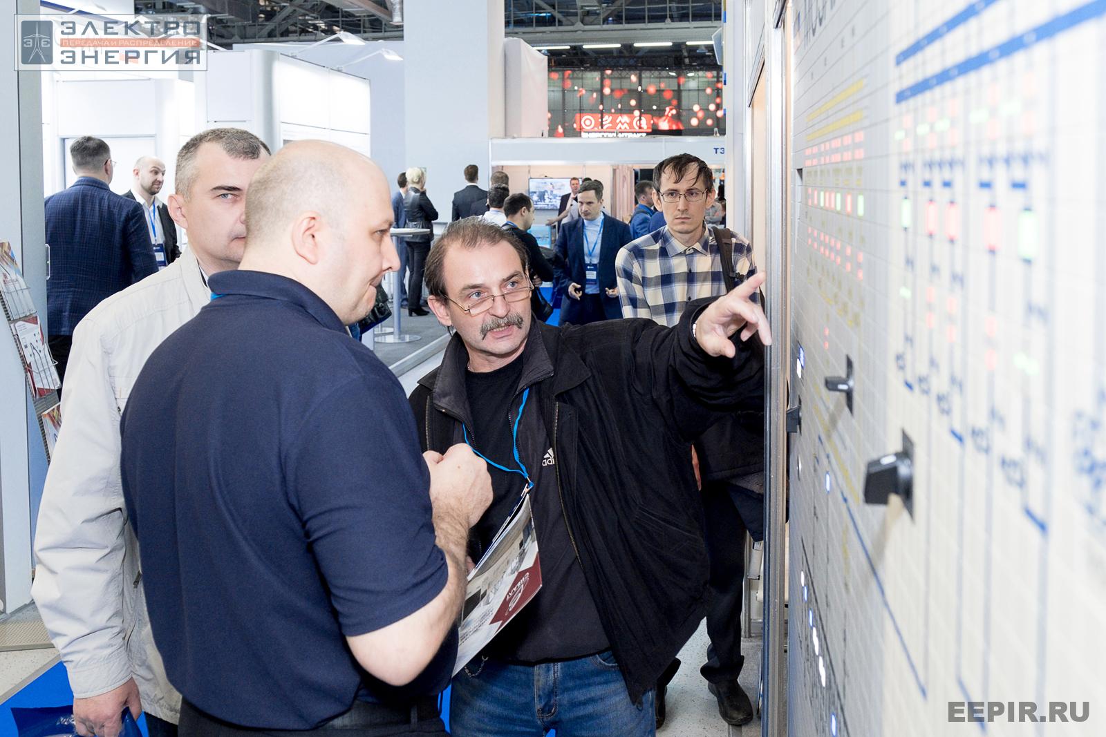 Посетители осматривают оборудование на стенде ООО «Производственная компания СИБАЛТ» на МФЭС-2022