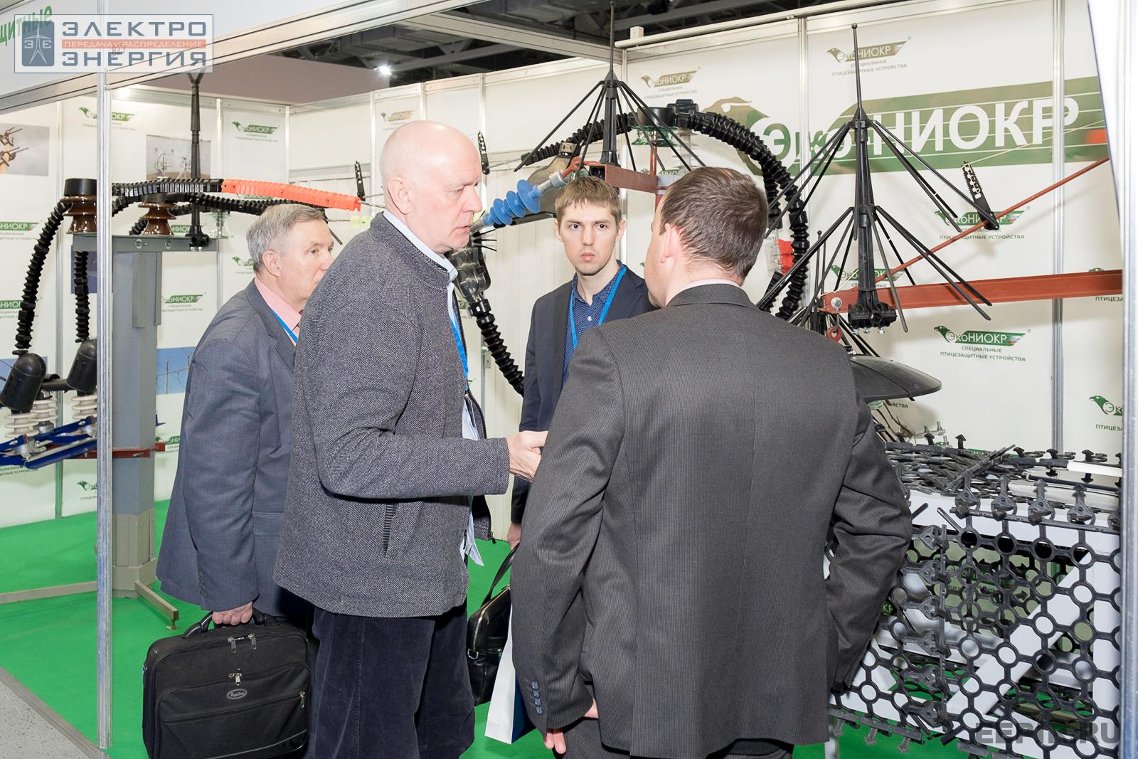 Заместитель директора по развитию ООО «Эко-НИОКР» Игорь Мокевнин общается с посетителями стенда компании на МФЭС-2022