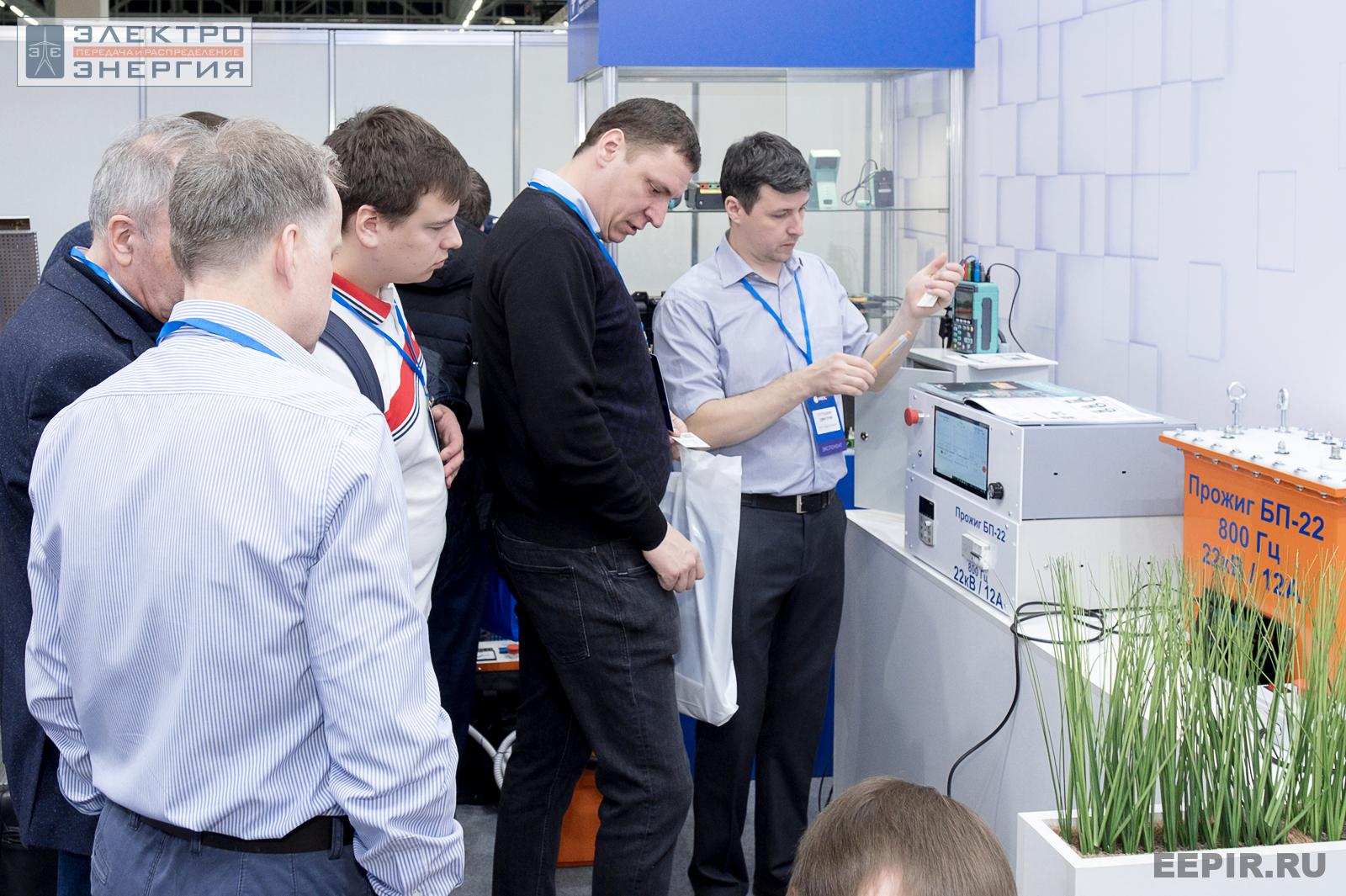 Посетители осматривают экспозицию на стенде ООО «БрисЭнерго»