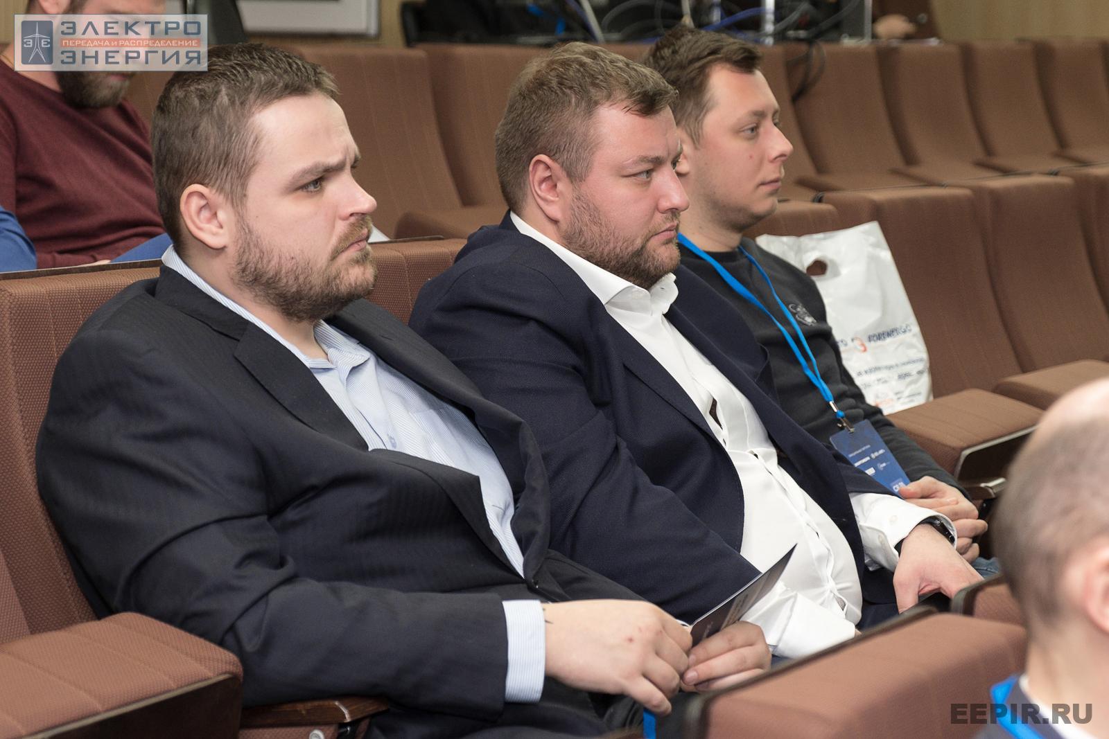 Специалисты слушают доклады на научно-практической конференции «Линии электропередачи — кровеносные сосуды энергетики»