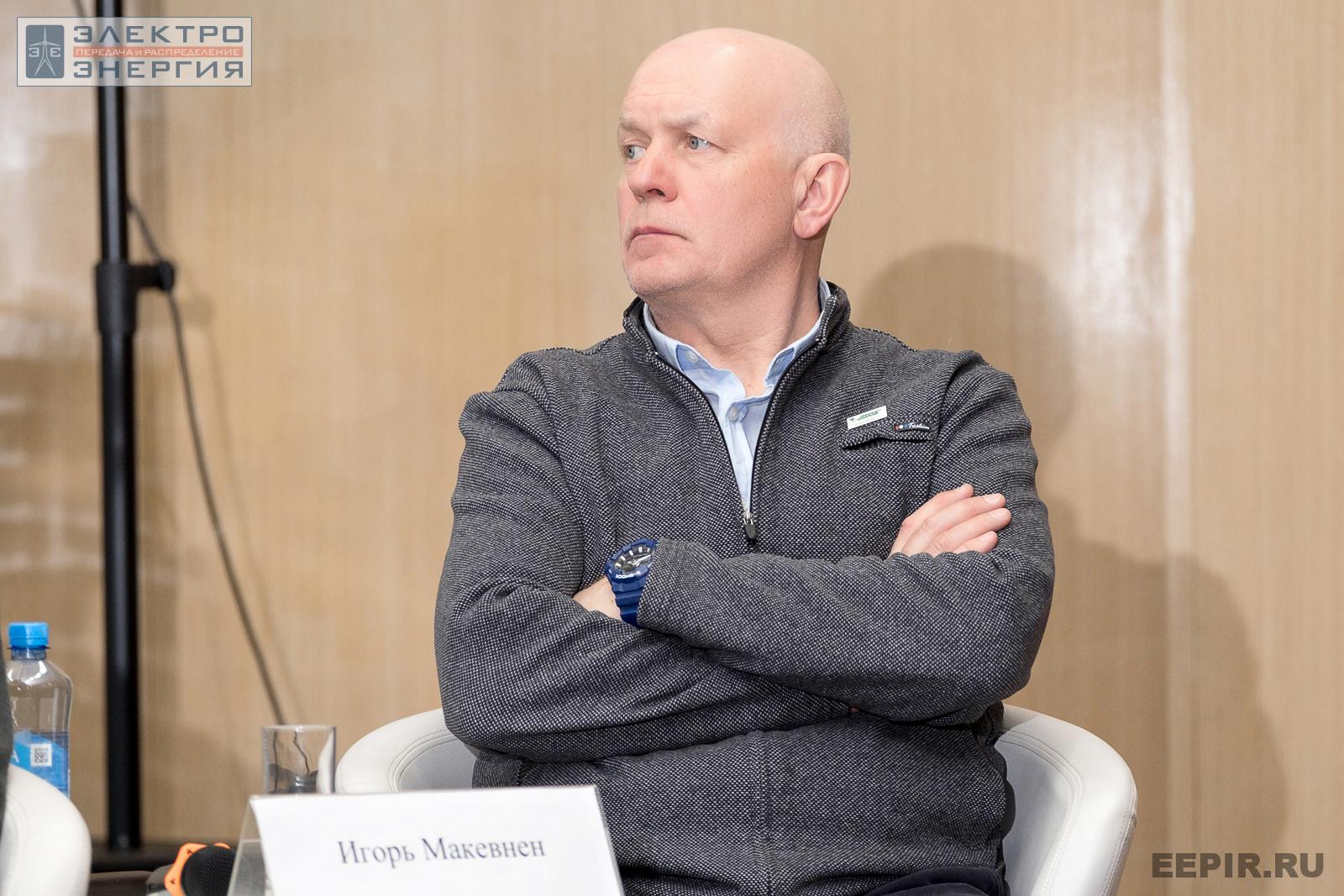 Заместитель директора по развитию ООО «Эко-НИОКР» Игорь Мокевнин слушает доклад на научно-практической конференции «Линии электропередачи — кровеносные сосуды энергетики»