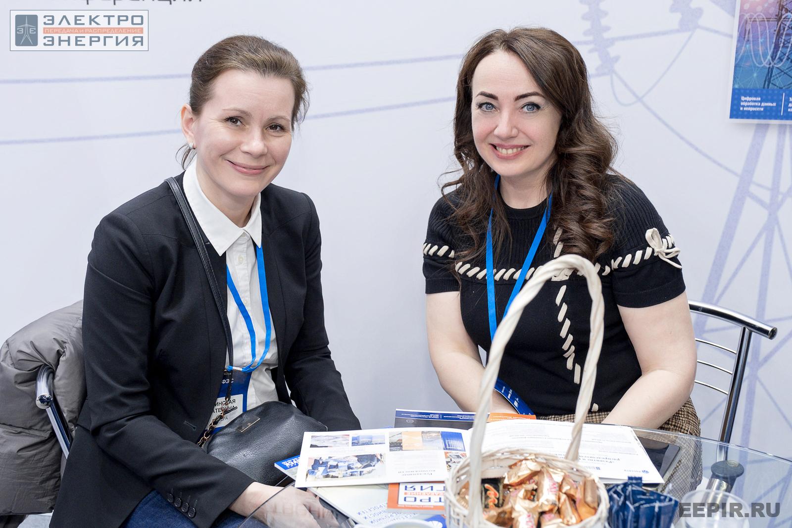 Главный специалист PR ООО «РЭНЕРА» Екатерина Калинская и директор издательства журнала «ЭЛЕКТРОЭНЕРГИЯ. Передача и распределение» Екатерина Гусева