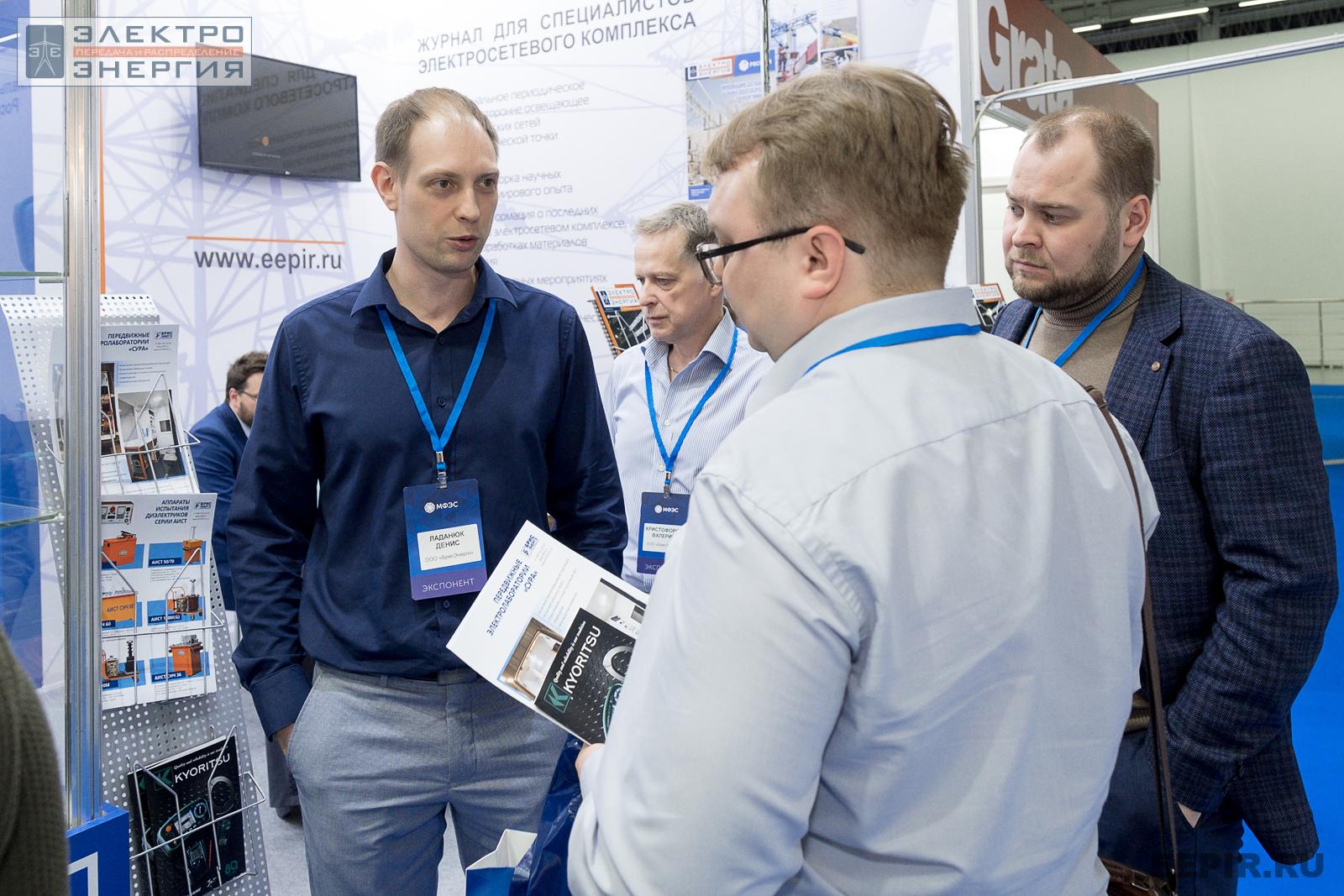Посетители на стенде ООО «БрисЭнерго» на МФЭС-2022