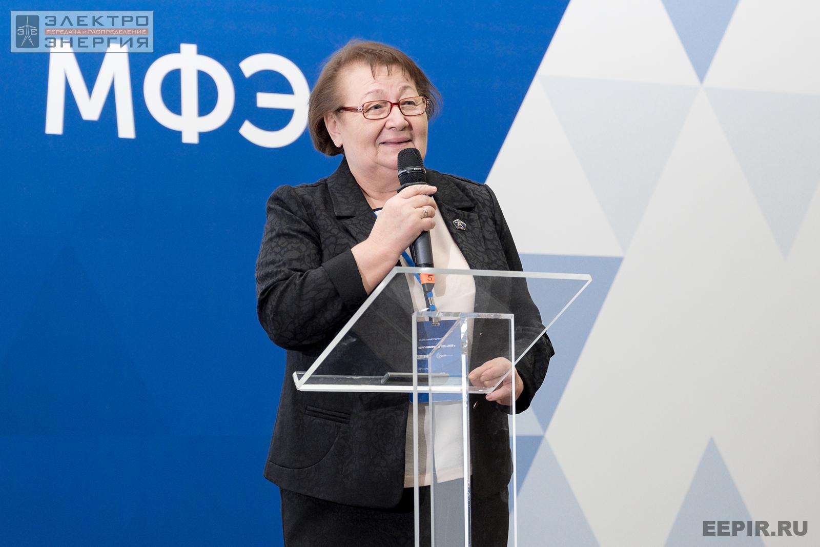 Руководитель экспертного совета Ассоциации «Электросетьизоляция» Рамзия Каверина выступает с докладом «Современное состояние НТД в области виброзащиты проводов и грозотросов ВЛ»