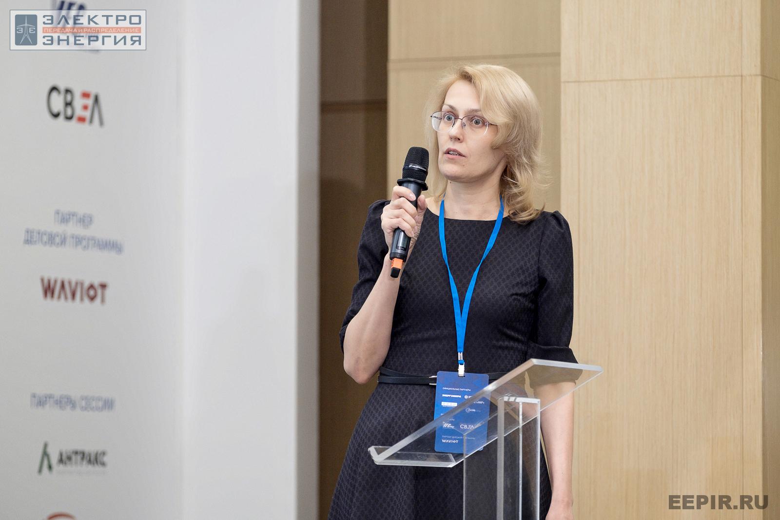 Начальник отдела информационного моделирования воздушных линий Департамента автоматизированных систем «НТЦ Россети ФСК ЕЭС» Елена Столповская выступает с докладом «Разработка электронного каталога технических решений и расчетного программного комплекса по сопровождению процессов эксплуатации ВЛ 220–500 кВ»