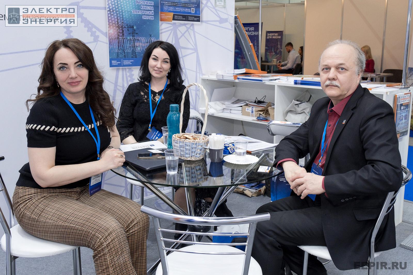 Директор издательства журнала «ЭЛЕКТРОЭНЕРГИЯ. Передача и распределение» Екатерина Гусева, заместитель директора издательства Наталья Гусарова и директор по развитию ООО «Ламифил» Николай Федоров