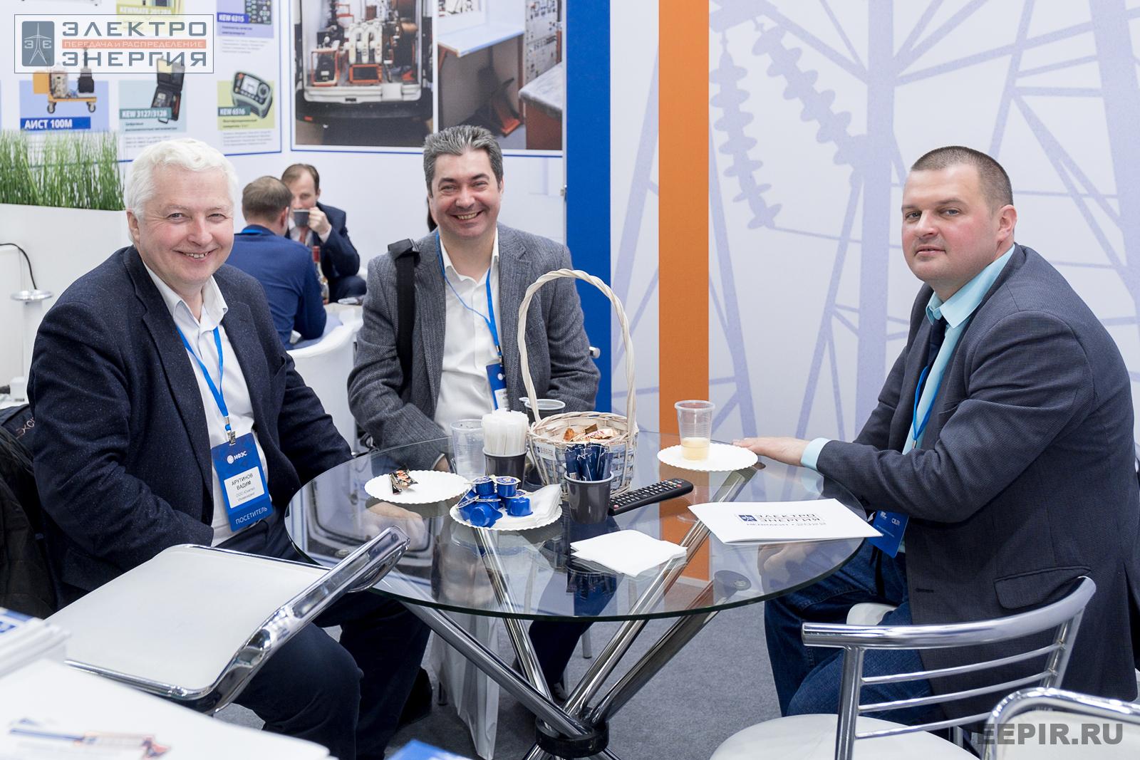 Посетители на стенде журнала «ЭЛЕКТРОЭНЕРГИЯ. Передача и распределение» на МФЭС-2022