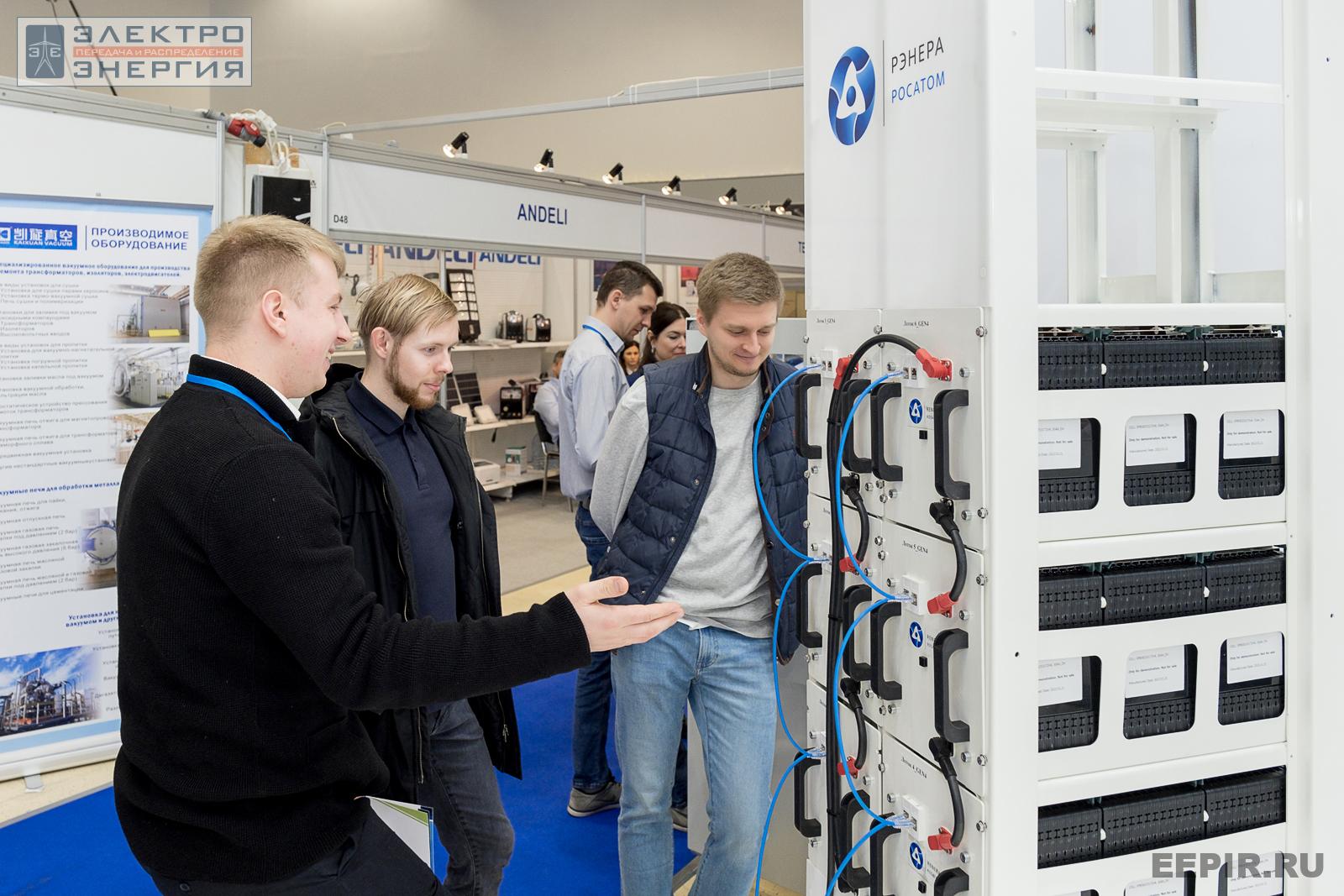 Посетители осматривают оборудование на стенде ООО «РЭНЕРА» (МФЭС-2022)