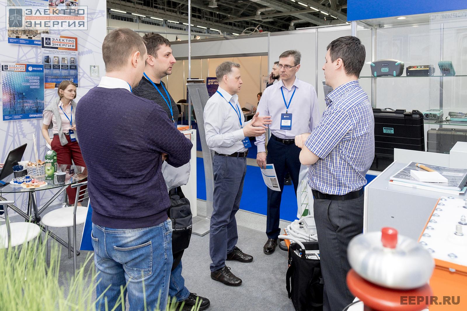 Специалисты на стенде ООО «БрисЭнерго» на МФЭС-2022