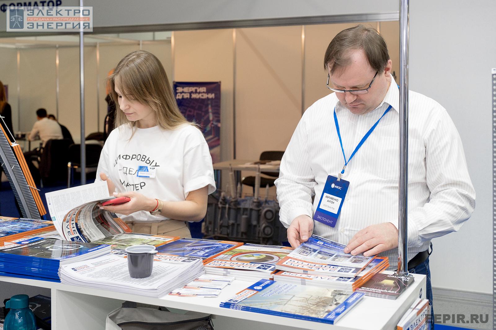Мария Галимова («Мастерская цифровых решений») и Антон Абраменко (ООО «ЭНСТО РУС») на стенде журнала «ЭЛЕКТРОЭНЕРГИЯ. Передача и распределение» на МФЭС-2022