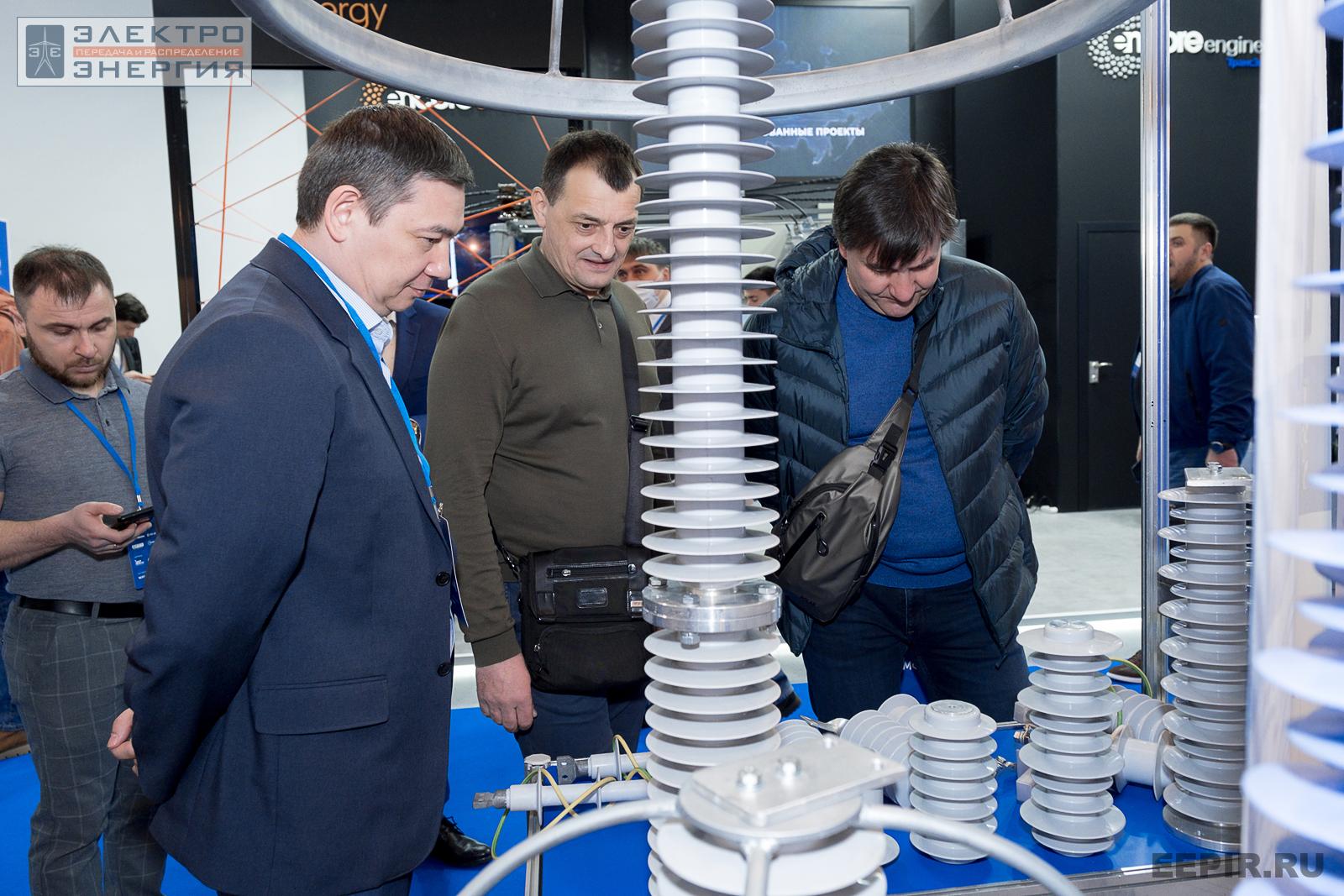 Посетители рассматривают оборудование на стенде ПО «ФОРЭНЕРГО» на МФЭС-2022