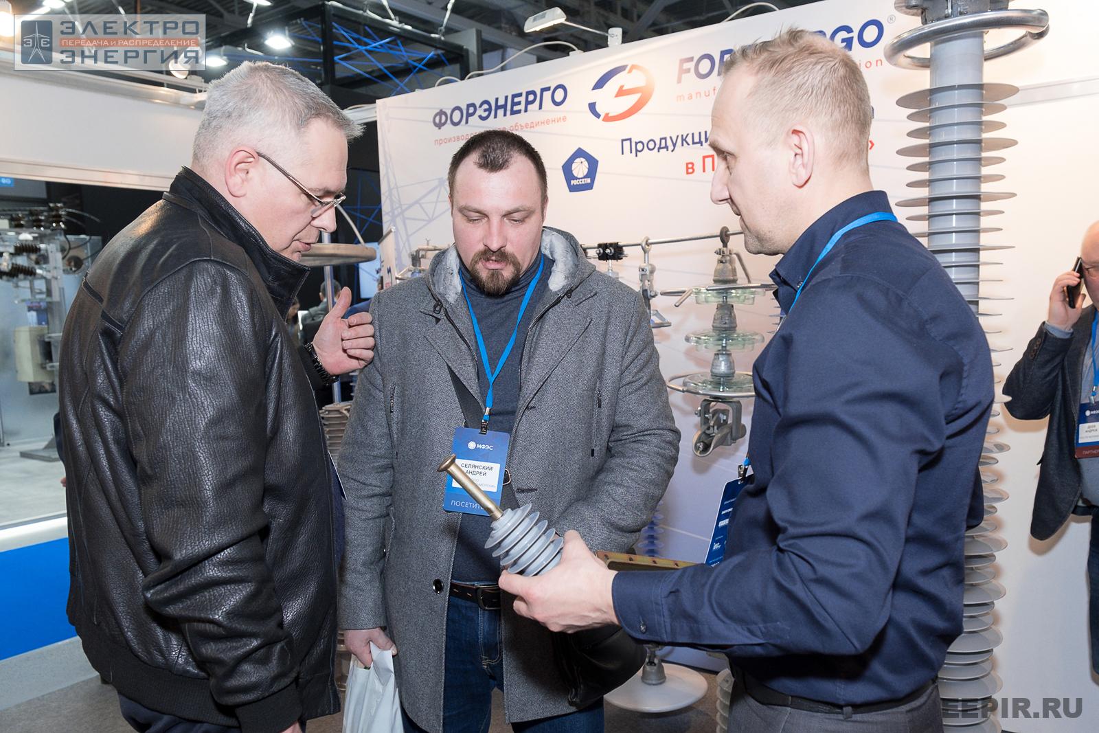 Специалисты на стенде ПО «ФОРЭНЕРГО»