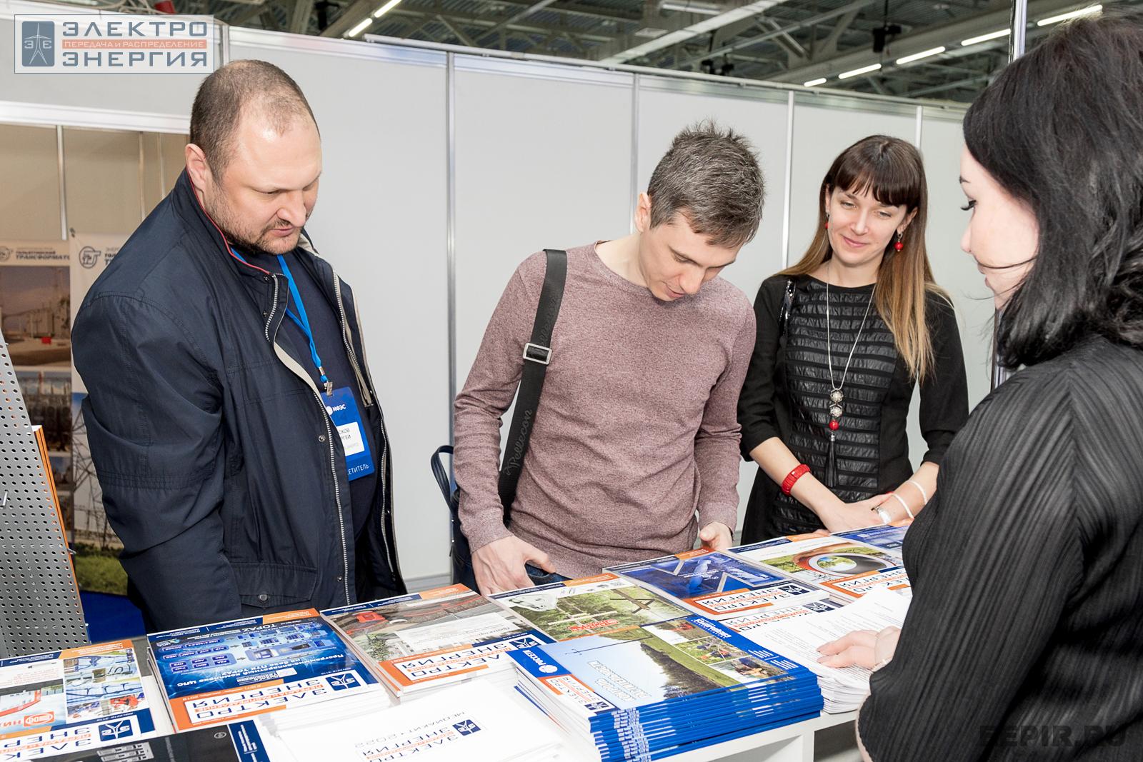 Посетители на стенде журнала «ЭЛЕКТРОЭНЕРГИЯ. Передача и распределение» на МФЭС-2022